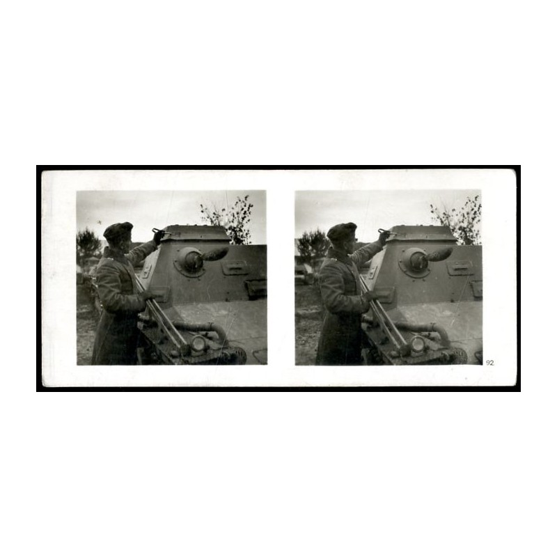 "Bild Nr. 92 Traffer in einem deutschen Führerpanzerwagen"