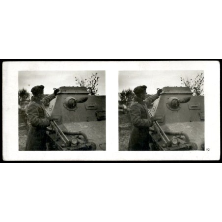 "Bild Nr. 92 Traffer in einem deutschen Führerpanzerwagen"