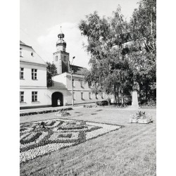 "Leszno Pl. J. A. Komeńskiego z pomnikiem Komeńskiego i Kościół św. Jana (dawny zbór Braci Czeskich) fot. M. Trzeciakowski M. Ba