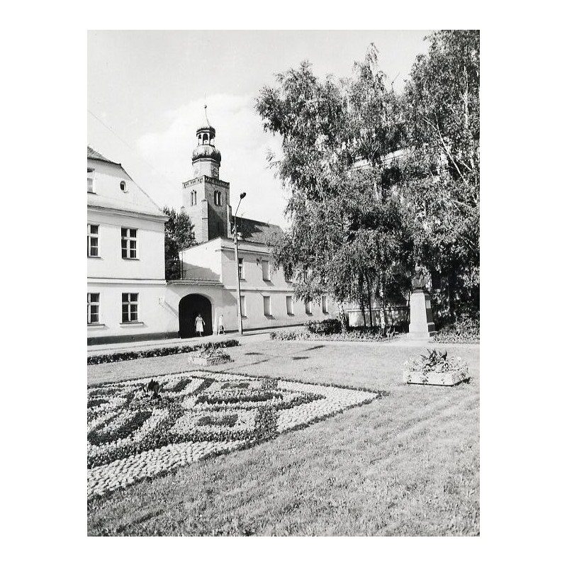 "Leszno Pl. J. A. Komeńskiego z pomnikiem Komeńskiego i Kościół św. Jana (dawny zbór Braci Czeskich) fot. M. Trzeciakowski M. Ba