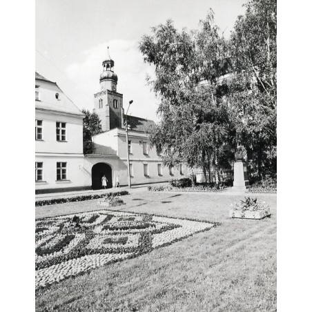 "Leszno Pl. J. A. Komeńskiego z pomnikiem Komeńskiego i Kościół św. Jana (dawny zbór Braci Czeskich) fot. M. Trzeciakowski M. Ba