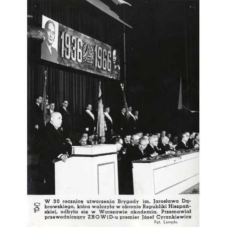 "W 30 rocznicę utworzenia Brygady im. Jarosława Dąbrowskiego [...] Przemawiał przewodniczący ZBOWiD-u premier Józef Cyrankiewicz