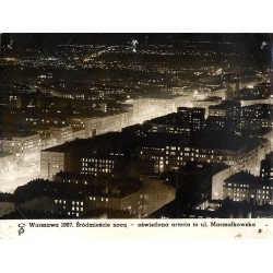 "CAF Warszawa 1967. Śródmieście nocą - oświetlona arteria to ul. Marszałkowska"