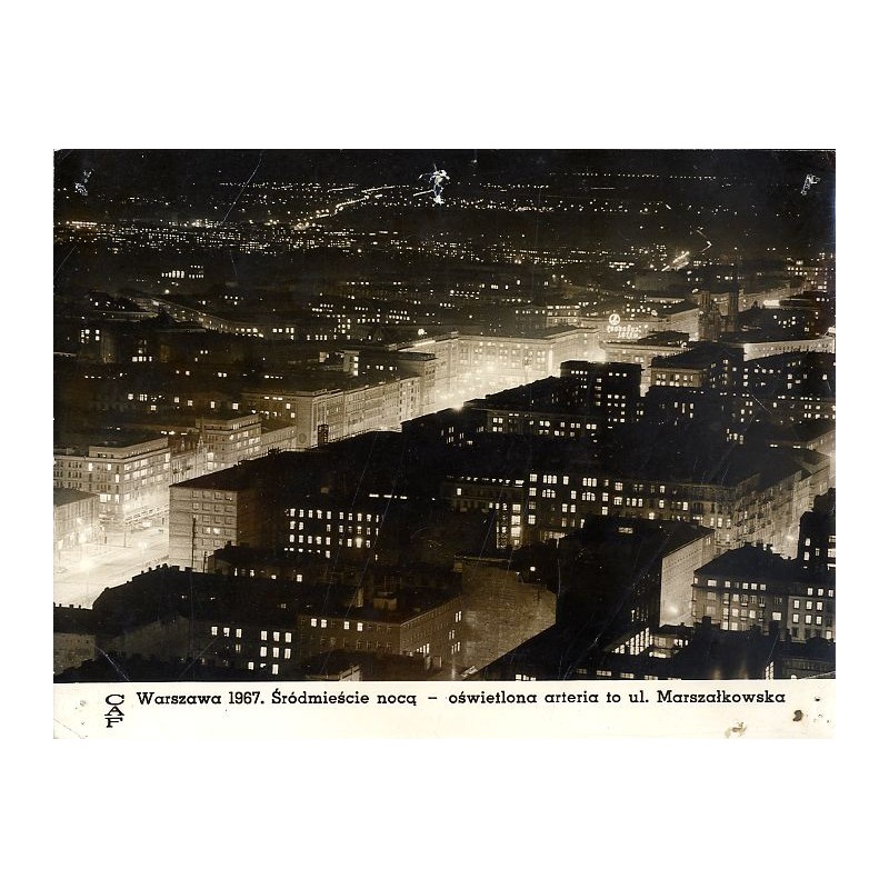 "CAF Warszawa 1967. Śródmieście nocą - oświetlona arteria to ul. Marszałkowska"