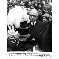 "CAF Ludność Śląska owacyjnie wita szefa państwa francuskiego, gen. Charles de Gaulle'a. N/z: dostojny gość w Zabrzu Fot. Dąbrow