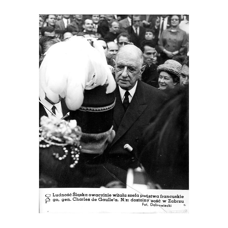 "CAF Ludność Śląska owacyjnie wita szefa państwa francuskiego, gen. Charles de Gaulle'a. N/z: dostojny gość w Zabrzu Fot. Dąbrow
