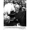"CAF Ludność Śląska owacyjnie wita szefa państwa francuskiego, gen. Charles de Gaulle'a. N/z: dostojny gość w Zabrzu Fot. Dąbrow