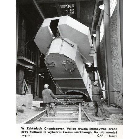 "W Zakładach Chemicznych Police trwają intensywne prace przy budowie III wytwórni kwasu siarkowego. Na zdj.: montaż zsypu. CAF -