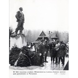 "W 104 rocznicę urodzin Włodzimierza Lenina złożono wieńce pod pomnikiem w Poroninie. CAF - Sochor"