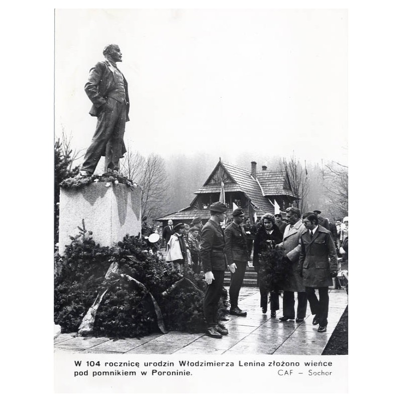 "W 104 rocznicę urodzin Włodzimierza Lenina złożono wieńce pod pomnikiem w Poroninie. CAF - Sochor"