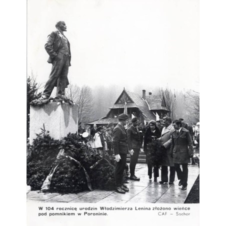 "W 104 rocznicę urodzin Włodzimierza Lenina złożono wieńce pod pomnikiem w Poroninie. CAF - Sochor"