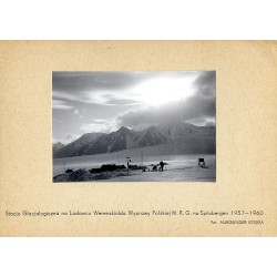 "Stacja Glacjalogiczna na Lodowcu Werenskiolda Wyprawy Polskiej M. R. G. na Spitsbergen 1957-1960 Fot. ALEKSANDER KOSIBA"