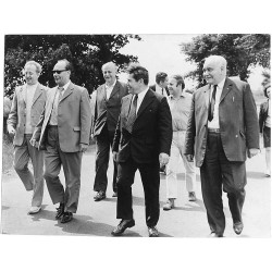 "Deleg. związkowców z Halle. Od lewej w pierwszym rzędzie: Richard Gerngros i przew. Rady Woj. FDGB Richard Pieper, poseł Roman