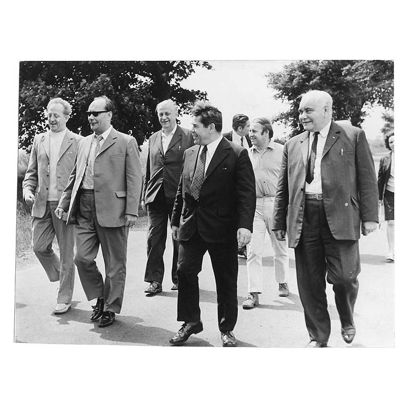 "Deleg. związkowców z Halle. Od lewej w pierwszym rzędzie: Richard Gerngros i przew. Rady Woj. FDGB Richard Pieper, poseł Roman