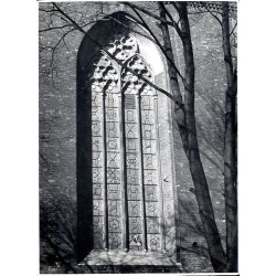 "Okno wschodnie prezbiterium bazyliki św. Jana w Toruniu. Widok od zewnątrz kościoła [...]"