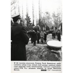 "W 35 rocznicę utworzenia Polskiej Partii Robotniczej [...] N/z: składanie wieńców na grobie Bolesława Bieruta. KAW-CAF - Rozmys