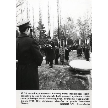 "W 35 rocznicę utworzenia Polskiej Partii Robotniczej [...] N/z: składanie wieńców na grobie Bolesława Bieruta. KAW-CAF - Rozmys