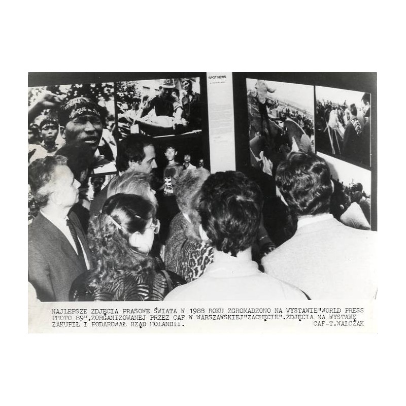 "Najlepsze zdjęcia prasowe świata w 1988 roku zgromadzono na wystawie "World Press Photo 89", zorganizowanej przez CAF w warszaw