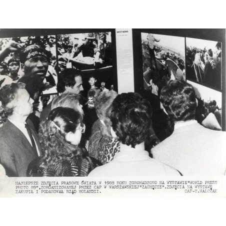 "Najlepsze zdjęcia prasowe świata w 1988 roku zgromadzono na wystawie "World Press Photo 89", zorganizowanej przez CAF w warszaw