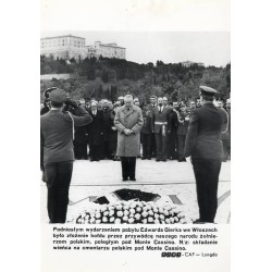 "Podniosłym wydarzeniem pobytu Edwarda Gierka we Włoszech [...] N/z: składanie wieńca na cmentarzu polskim pod Monte Cassino. KA
