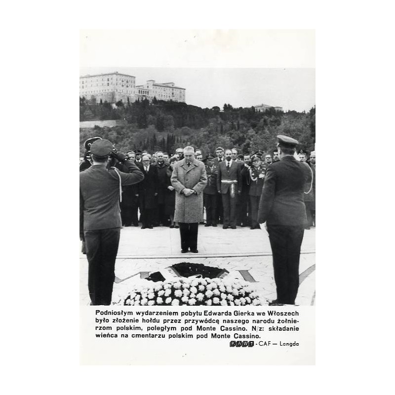 "Podniosłym wydarzeniem pobytu Edwarda Gierka we Włoszech [...] N/z: składanie wieńca na cmentarzu polskim pod Monte Cassino. KA