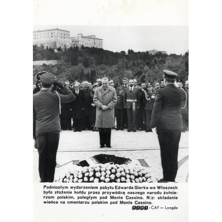 "Podniosłym wydarzeniem pobytu Edwarda Gierka we Włoszech [...] N/z: składanie wieńca na cmentarzu polskim pod Monte Cassino. KA