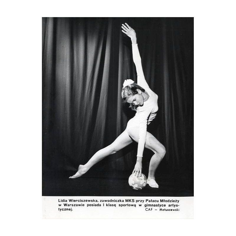 "Lidia Wierciszewska, zawodniczka MKS przy Pałacu Młodzieży w Warszawie [...] CAF - Matuszewski"
