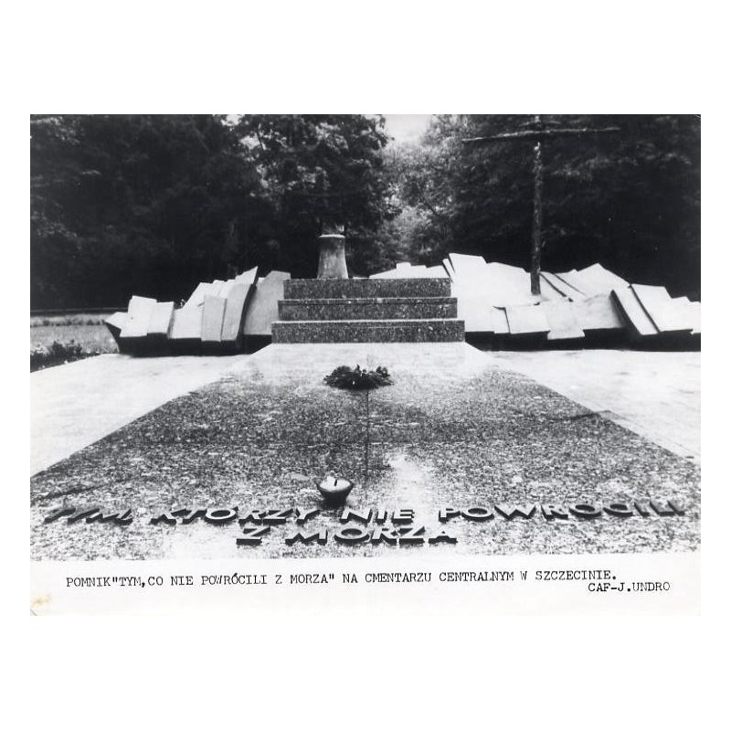 "Pomnik "Tym co nie powrócili z morza" na cmentarzu centralnym w Szczecinie. CAF-J. Undro"