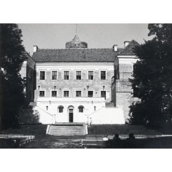 "Uniejów Widok na zamek od strony parku St. Czarnogórski 15-13"
