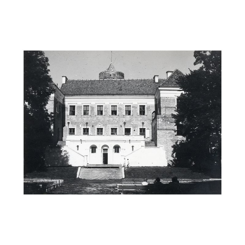 "Uniejów Widok na zamek od strony parku St. Czarnogórski 15-13"