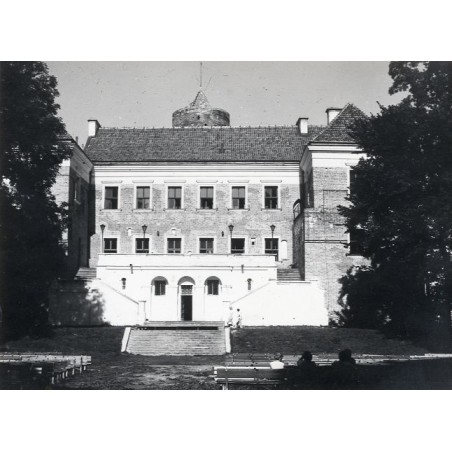 "Uniejów Widok na zamek od strony parku St. Czarnogórski 15-13"