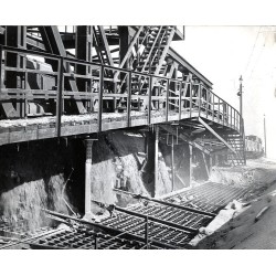 Most zsypowy piasku podsadzkowego przy Szybie "Północnym" KWK "Miechowice" w Bytomiu podczas rozładunku wagonów