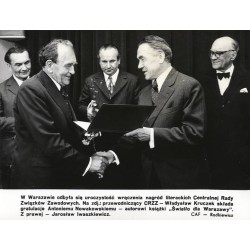 "W Warszawie odbyła się uroczystość wręczenia nagród literackich Centralnej Rady Związków Zawodowych [...] CAF - Radkiewicz" / A