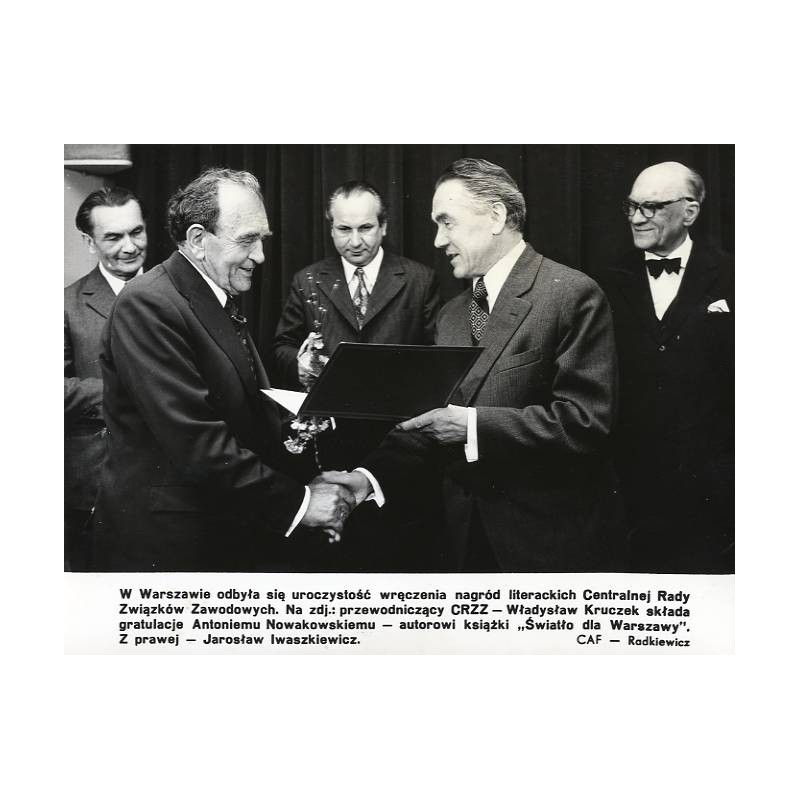 "W Warszawie odbyła się uroczystość wręczenia nagród literackich Centralnej Rady Związków Zawodowych [...] CAF - Radkiewicz" / A