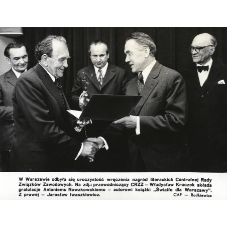 "W Warszawie odbyła się uroczystość wręczenia nagród literackich Centralnej Rady Związków Zawodowych [...] CAF - Radkiewicz" / A