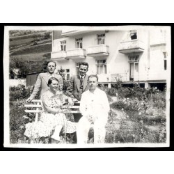 [Pensjonat Zorlina w Złoczowie, scena zbiorowa] "Bardzo miłemu i sympatycznemu Sąsiadowi z II piętra Zorliny. Złoczów, dnia 3/8