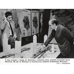 "2 maja przybył z wizytą do Warszawy, światowej sławy architekt brazylijski Oscar Niemeyer [...] CAF - Matuszewski"