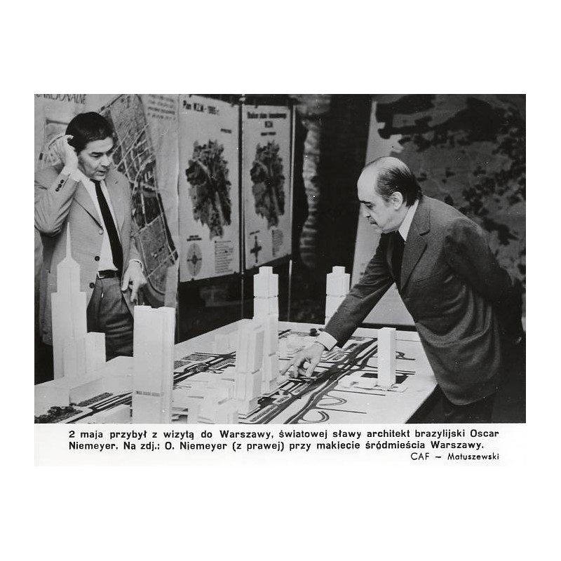 "2 maja przybył z wizytą do Warszawy, światowej sławy architekt brazylijski Oscar Niemeyer [...] CAF - Matuszewski"