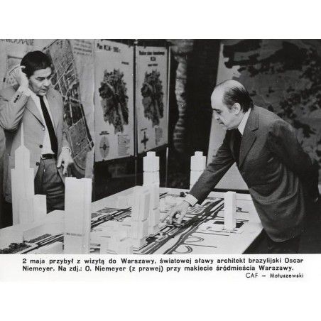 "2 maja przybył z wizytą do Warszawy, światowej sławy architekt brazylijski Oscar Niemeyer [...] CAF - Matuszewski"