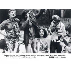 "Zakończyło się pięciodniowe święto polskiej piosenki w Opolu. N/z: "miss obiektywu" - Zdzisława Sośnicka wśród fotoreporterów.