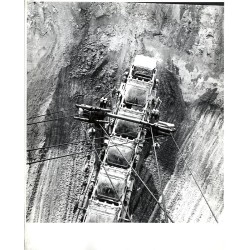 Kopalnia odkrywkowa piasku w Pławniowicach. Ramię urabiające poniemieckiej koparki łańcuchowej z wiaderkami poruszającymi się na