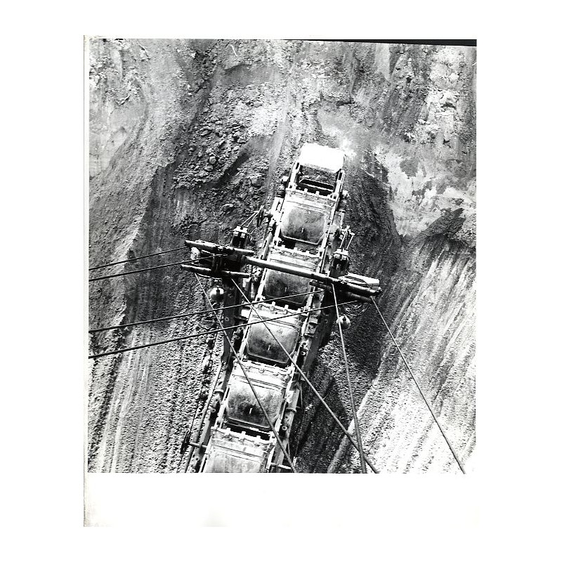 Kopalnia odkrywkowa piasku w Pławniowicach. Ramię urabiające poniemieckiej koparki łańcuchowej z wiaderkami poruszającymi się na