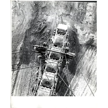 Kopalnia odkrywkowa piasku w Pławniowicach. Ramię urabiające poniemieckiej koparki łańcuchowej z wiaderkami poruszającymi się na