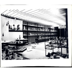 Ekspozycja polskiej ceramiki artystycznej prawdopodobnie w domu towarowym w Katowicach