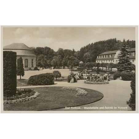 Bad Kudowa - Wandelhalle und Schloß im Kurpark