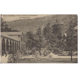 Bad Kudowa. Partie am Kurpark mit Wandelhalle und Musikpavillon