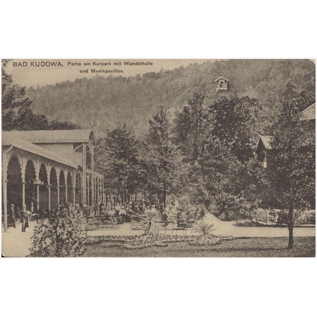 Bad Kudowa. Partie am Kurpark mit Wandelhalle und Musikpavillon