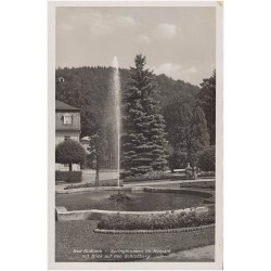 Bad Kudowa - Springbrunnen im Kurpark mit Blick auf den Schloßberg