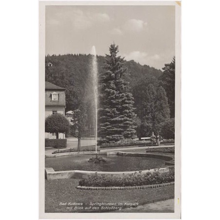 Bad Kudowa - Springbrunnen im Kurpark mit Blick auf den Schloßberg