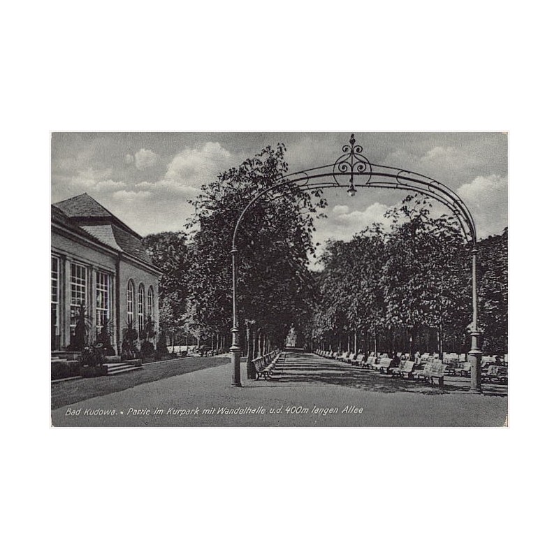 Bad Kudowa. Partie im Kurpark mit Wandelhalle u.d. 400 m langen Allee
